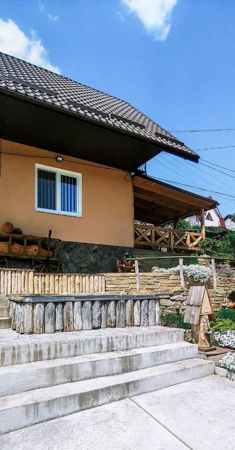 вулик будиночок з двома окремими номерами * Kamianets-Podilskyi