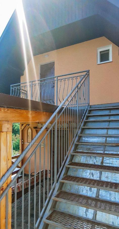 вулик будиночок з двома окремими номерами Holiday home Kamianets-Podilskyi
