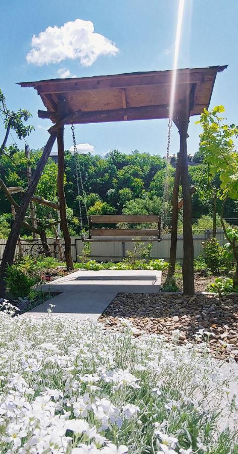 Holiday home вулик будиночок з двома окремими номерами