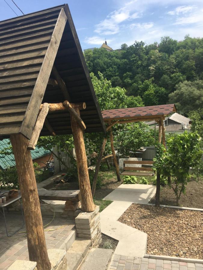 вулик будиночок з двома окремими номерами Kamianets-Podilskyi